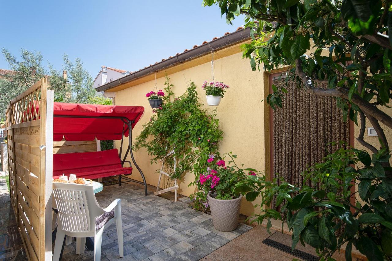 Modern Stone House With Flowers & Playground Medolino Esterno foto